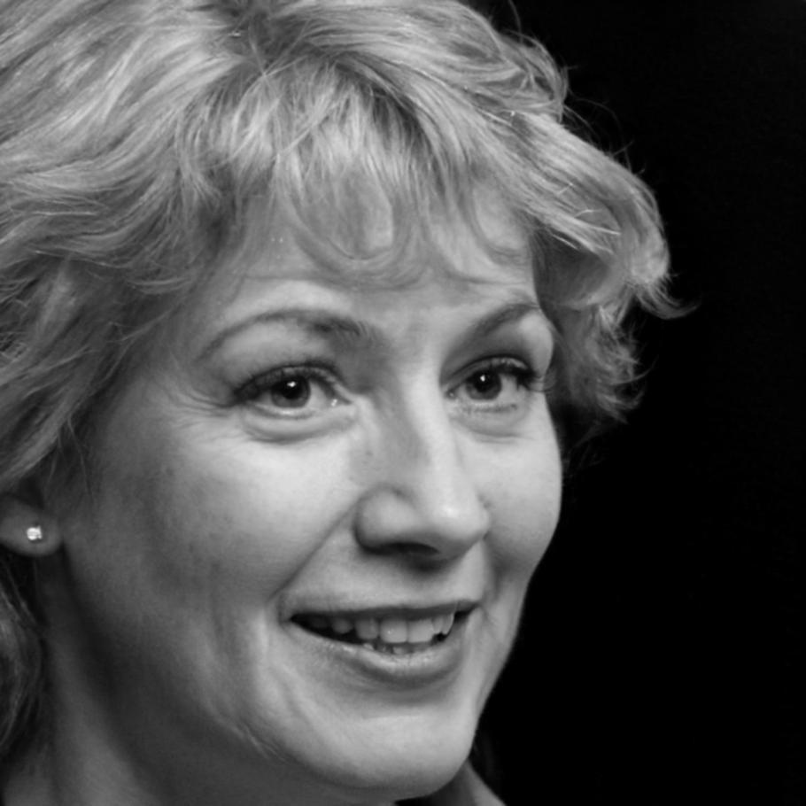 Retrato profesional de Carmen Valdés, Directora Financiera
